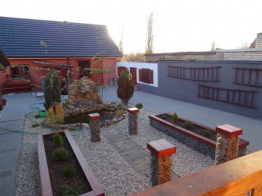 Chata koupac� sud a letn� kuchyn� - B�l� Karpaty