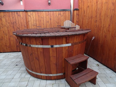 Chata koupac� sud a letn� kuchyn� - B�l� Karpaty