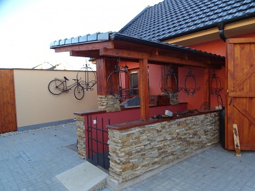 Chata koupac� sud a letn� kuchyn� - B�l� Karpaty